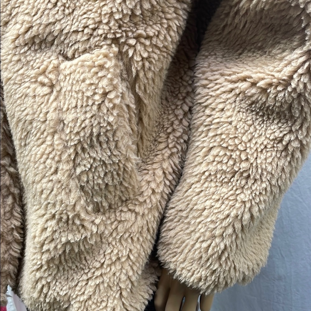 Vigoss Women's Tan Faux Fur Jacket NWOT - Picture 3 of 10